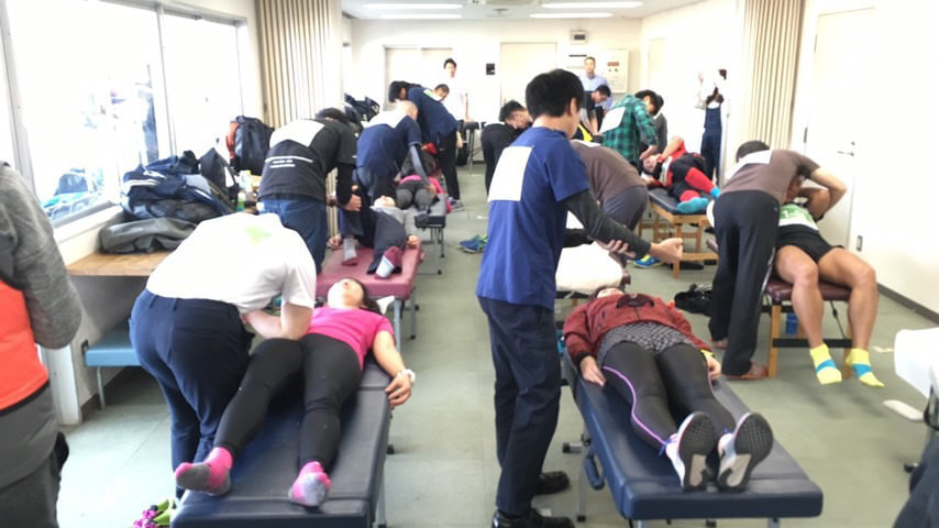 カイロ治療を受けるランナー