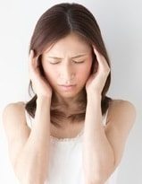 港区在住の頭痛で悩む女性